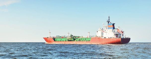 Grand pétrolier (cargo) naviguant dans une mer Baltique ouverte, gros plan. Baie de Riga, Lettonie. Transport de marchandises, communications mondiales, logistique, thème des dommages environnementaux - Photo, image