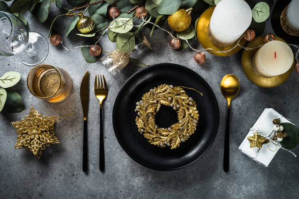 Різдвяний стіл з листям евкаліпта і золотими прикрасами
. - Фото, зображення