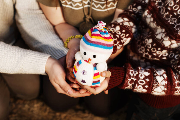 クリスマスカード。彼の手にはおもちゃの雪だるま。家族の新年。冬休みと家族。休日の雰囲気。お祝いだ。新年の気分. - 写真・画像