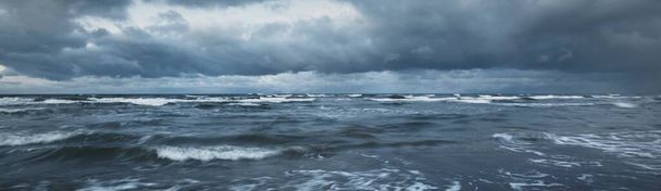 Nubes de tormenta sobre el mar Báltico en invierno, larga exposición. Cielo espectacular puesta de sol, olas y salpicaduras de agua. Paisaje marino oscuro. Alemania - Foto, imagen