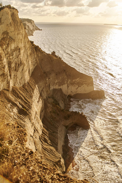 Άποψη της παραλίας του Λογγα και του καταπληκτικού βραχώδους βράχου στις Περουλάδες. Κέρκυρα. Ελλάδα. - Φωτογραφία, εικόνα