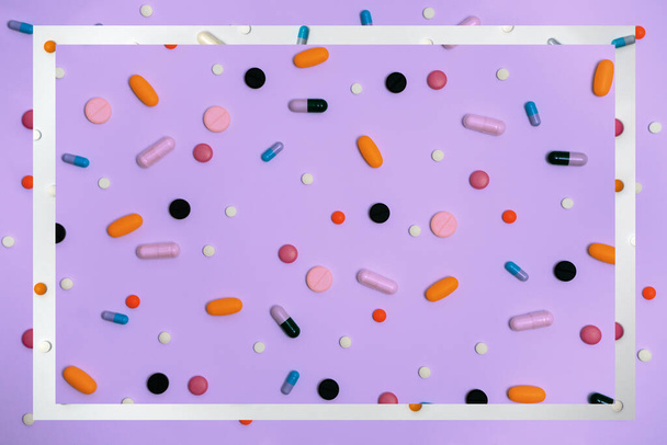 Variedade de drogas em cápsulas e pílulas de cores diferentes em um fundo branco - Foto, Imagem