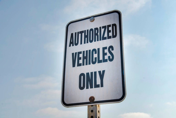 Alleen geautoriseerde voertuigen tekenen in Carlsbad, Californië - Foto, afbeelding