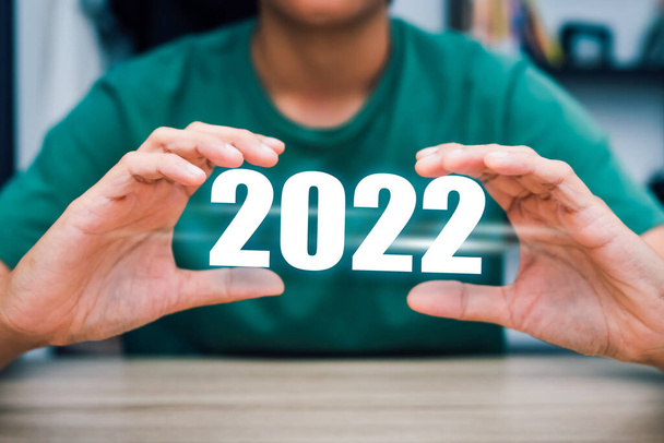 Šťastný nový rok 2022, ruce držící 2022, oslava roku 2022 tygřího zvěrokruhu - Fotografie, Obrázek