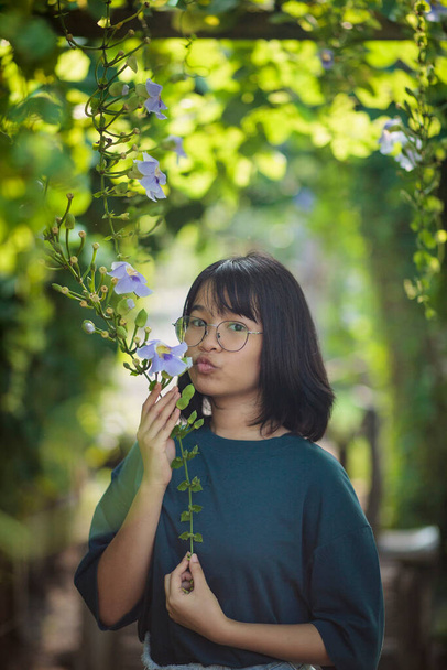 Aasialainen teini pelaa vihreässä luonnonpuistossa - Valokuva, kuva
