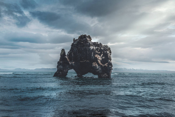 Прекрасный одинокий камень Хвитсеркур в океане осенью - Фото, изображение
