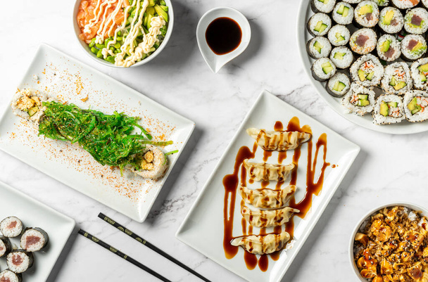 Widok z góry różnych potraw kuchni japońskiej. Różne kolory i smaki - Zdjęcie, obraz