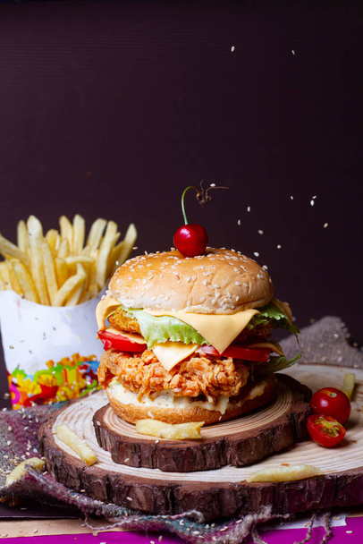Sappige CHICKEN ZINGER WHOPPER BURGER, hamburger of cheeseburger met een kip pasteitjes, met saus, frietjes en koude drank.. Concept van Amerikaanse fast food. Kopieerruimte - Foto, afbeelding