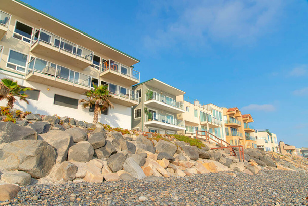 Oceanside, California 'da güverteleri ve cam parmaklıkları olan deniz kenarındaki evler. - Fotoğraf, Görsel