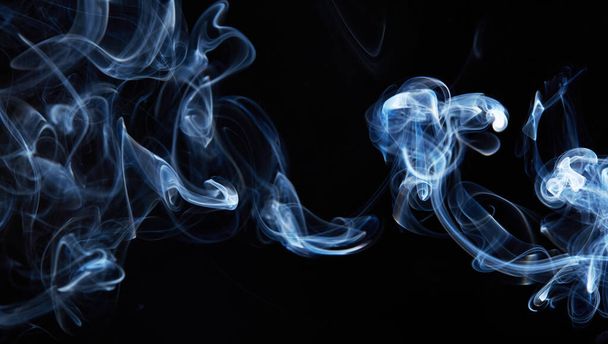 Siyah arkaplanda duman ve soyut hareket dalgası girdabı. Bir tutam duman. Sigara dumanı dalgaları ve bulut dokusu - Fotoğraf, Görsel