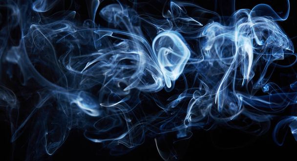 humo sobre fondo negro con movimiento de desenfoque abstracto remolino de onda. Wisp of Smoke. Cigarrillo humo olas y nubes textura - Foto, Imagen