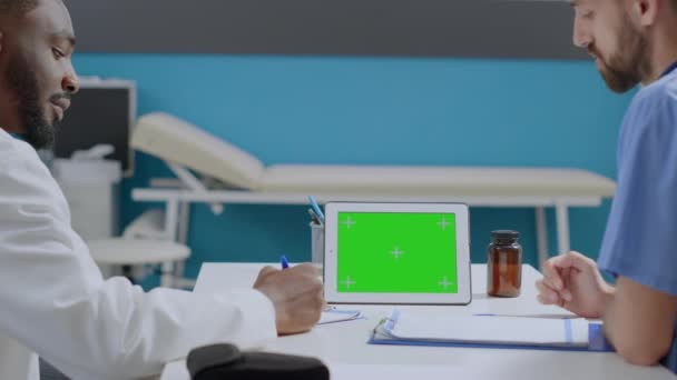 Багатонаціональна медична команда обговорює медикаментозне лікування, яке аналізує експертизу хвороб
 - Кадри, відео