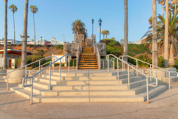Escadas ao ar livre com degraus de concreto e madeira em Oceanside, Califórnia - Foto, Imagem