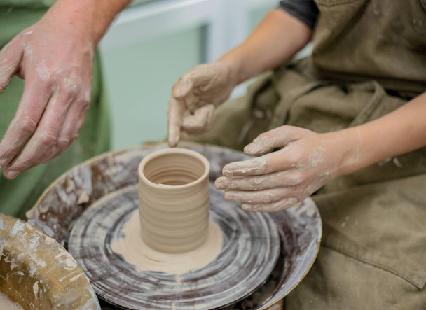Modeling by hand. Potter's wheel. Pottery workshop - Foto, Imagen