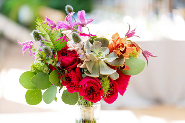 Весільний букет. Красивий букет з квітів троянд, сукулентів, орхідей і будяків. Весільні прикраси. М'який вибірковий фокус
. - Фото, зображення
