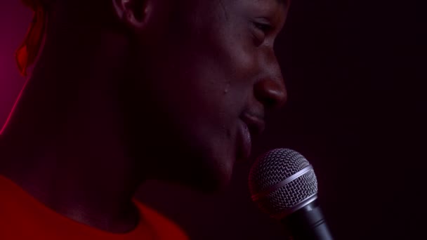 Mikrofonla Şarkı Söyleyen Afrikalı Stüdyoda Yan Bakış, Kesildi - Video, Çekim