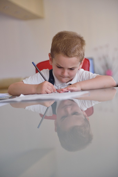 Мальчик делает уроки - Фото, изображение