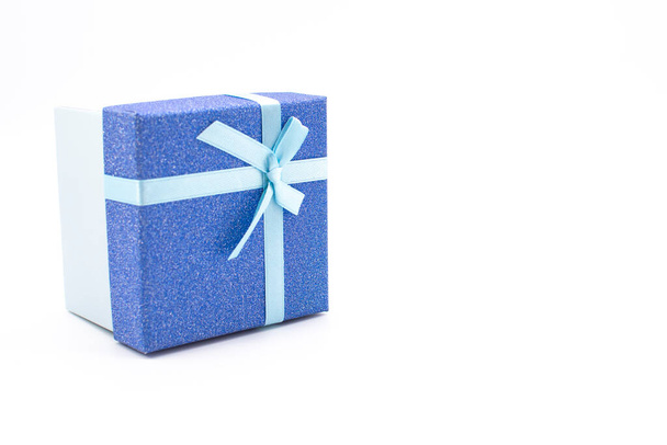 Caja de regalo con cinta para felicitaciones sobre fondo blanco. Caja de regalo para Navidad, Año Nuevo o San Valentín - Foto, imagen