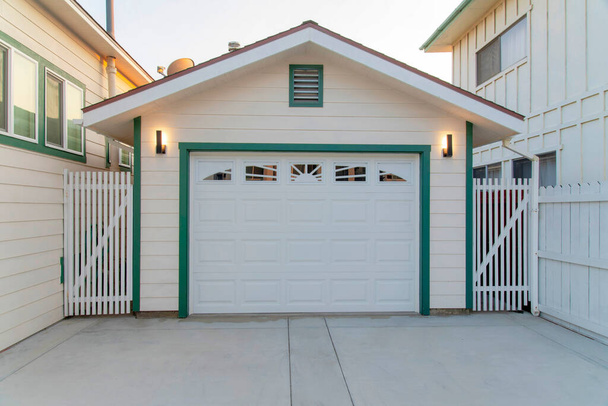 Oddělená garáž mezi dvěma bílými budovami v Oceanside, Kalifornie - Fotografie, Obrázek