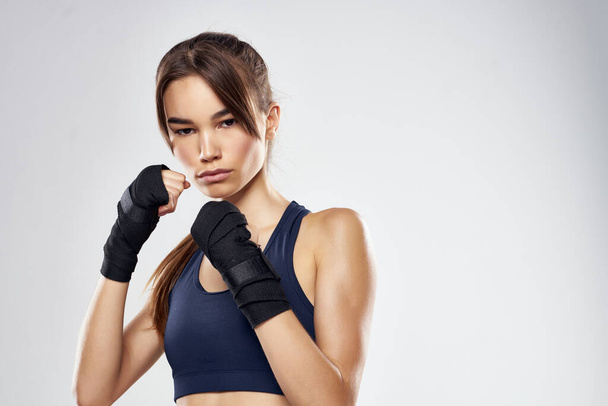 schlanke Frau Kickboxen Workout Fitness Kampfsport heller Hintergrund - Foto, Bild