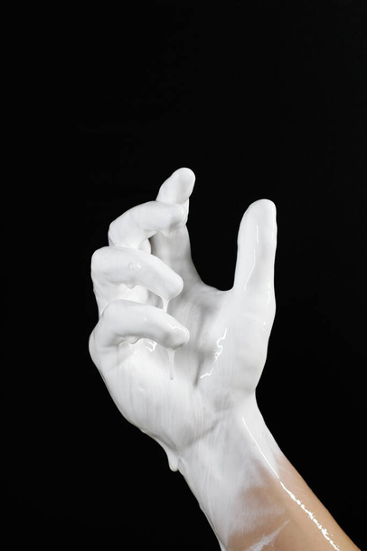 an open palm with a flowing liquid - Fotografie, Obrázek