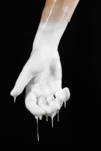 an open palm with a flowing liquid - 写真・画像