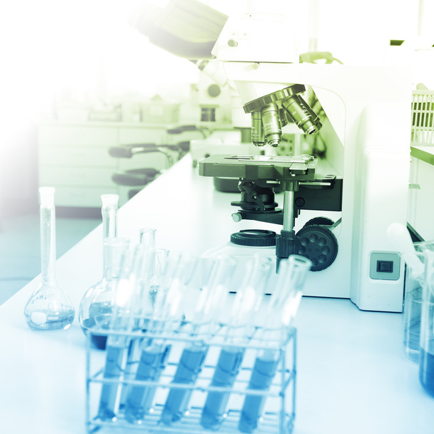 de reageerbuisjes lab of laboratorium met kleurrijke vloeistof - Foto, afbeelding