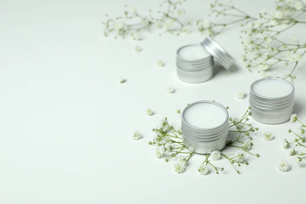 Öko ajakbalzsam és virágok fehér háttér - Fotó, kép