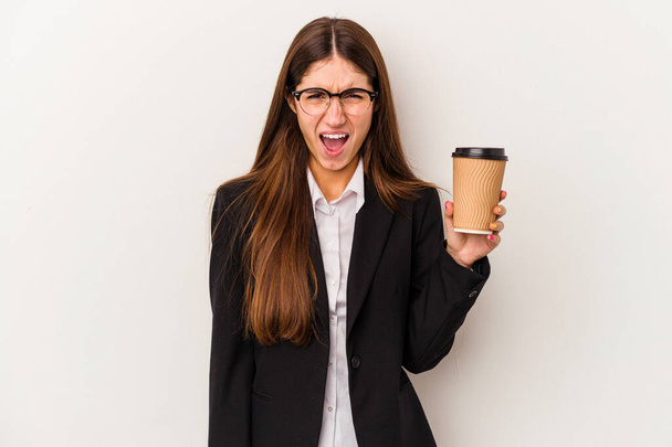 若いですcaucasianビジネス女性保持Aテイクアウトコーヒー隔離されたホワイトバック叫んで非常に怒っていると積極的. - 写真・画像