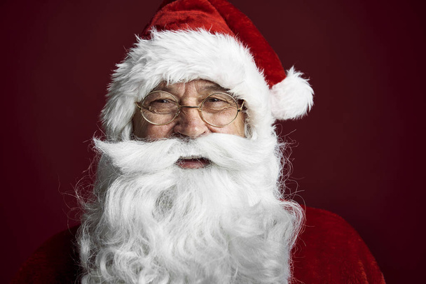Noel Baba gülümseyerek portresi  - Fotoğraf, Görsel