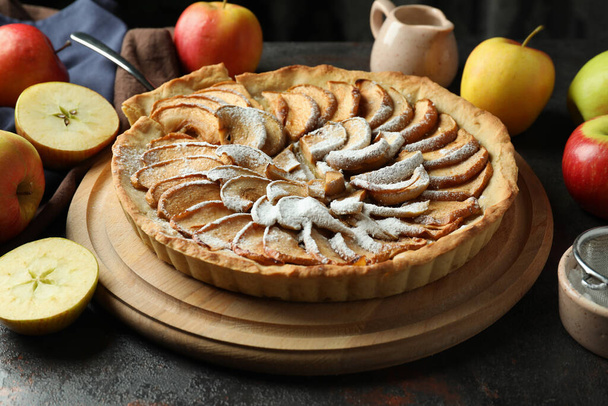 Concepto de comida sabrosa con pastel de manzana en mesa texturizada - Foto, Imagen