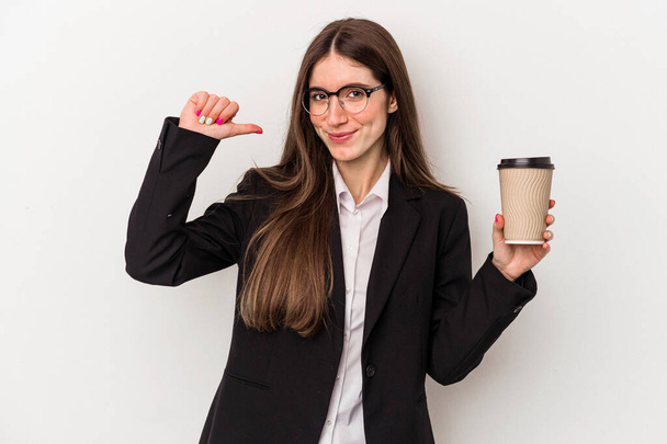 Giovane donna d'affari caucasica in possesso di un caffè da asporto isolato su sfondo bianco si sente orgoglioso e sicuro di sé, esempio da seguire. - Foto, immagini