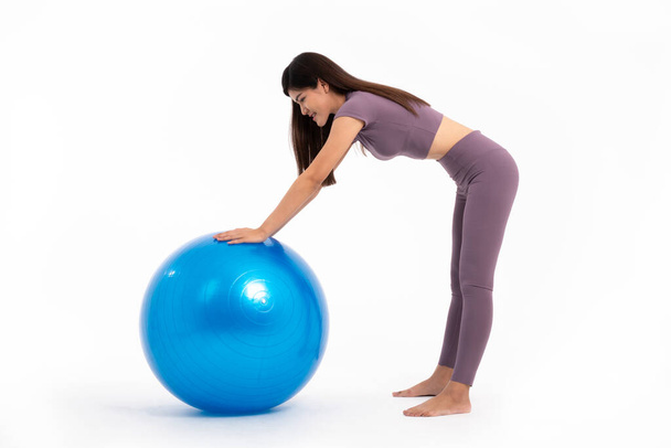 Υγιής ασιατική προπόνηση γυναίκα με fitball σε απομονωμένο λευκό φόντο, έννοια της καλής υγείας ξεκινά με την άσκηση. - Φωτογραφία, εικόνα