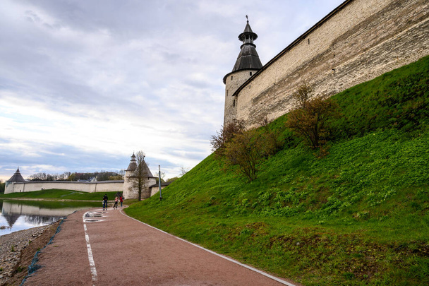 Torres del Kremlin. Pskov, muro de la fortaleza. Una hermosa velada. - Foto, imagen