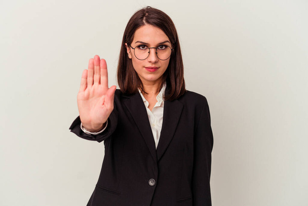 Junge Geschäftsfrau isoliert auf weißem Hintergrund stehend mit ausgestreckter Hand Stoppschild zeigt, verhindert, dass Sie. - Foto, Bild