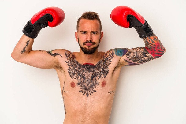 Jovem homem boxer caucasiano com tatuagens isoladas em fundo branco - Foto, Imagem