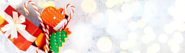 Natal e biscoitos de gengibre ano novo na mesa. doces saborosos biscoitos vitrificados decoração de açúcar de confeiteiro. Férias de inverno, festa de Ano Novo ou conceito de xmas. Embalagem sazonal e atributos. - Foto, Imagem