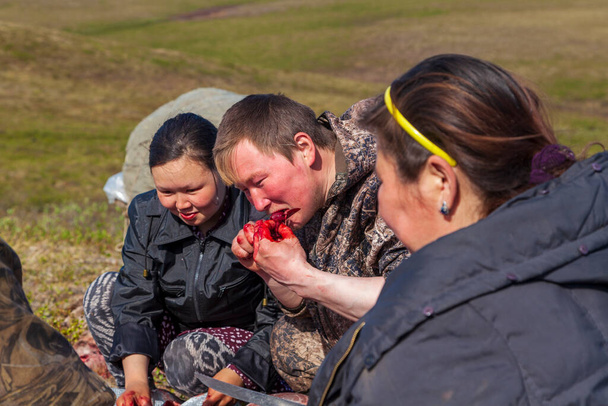 Vita e vita quotidiana dei piccoli popoli del nord, la dimora dei Nenets, il campo delle renne. Nadym, Russia - Foto, immagini