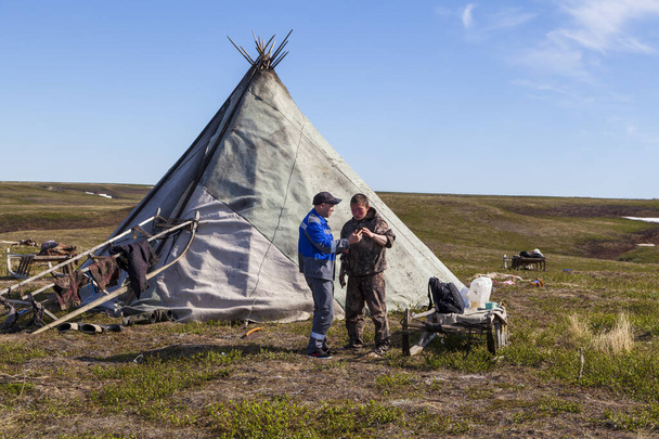 Life and everyday life of the small peoples of the north, the dwelling of the Nenets, the reindeer camp. Nadym, Russia - July 4, 2021 - Foto, afbeelding