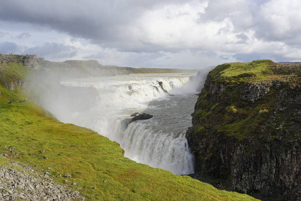 Südwest-Island: Nebel steigt aus Gullfoss (Goldener Wasserfall) auf, dem berühmtesten Wasserfall Islands. Wasser vom Langjokull-Gletscher fließt in den Hvita-Fluss. - Foto, Bild