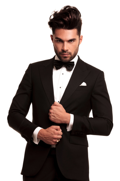 stylowy mężczyzna w elegancki garnitur czarny i bowtie  - Zdjęcie, obraz