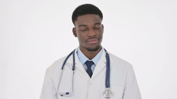 白い背景に頭を振ることによって兆候を示さないアフリカの医師  - 映像、動画