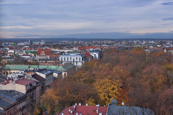 Panoramatický výhled na Krakov. Vybráno ze zvonice katedrály na hradě Wawel. Počátkem listopadu - Fotografie, Obrázek