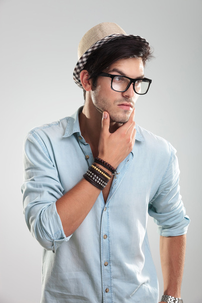 νεαρός άνδρας με γυαλιά σκέψης - Φωτογραφία, εικόνα