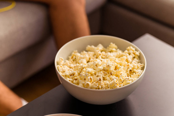 Pop corn bowl on a table - Foto, afbeelding