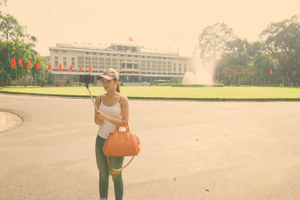 Retrato de una joven y hermosa turista asiática explorando la ciudad de Ho Chi Minh en Vietnam
 - Foto, imagen