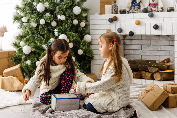 deux petites filles partageant une surprise le matin de Noël - Photo, image