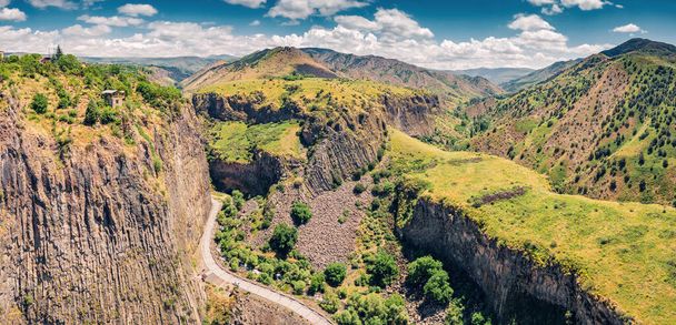 アルメニアの自然の不思議の空中ビュー-アザト川渓谷の雄大な峡谷-ガルニの石や玄武岩の柱のシンフォニー - 写真・画像