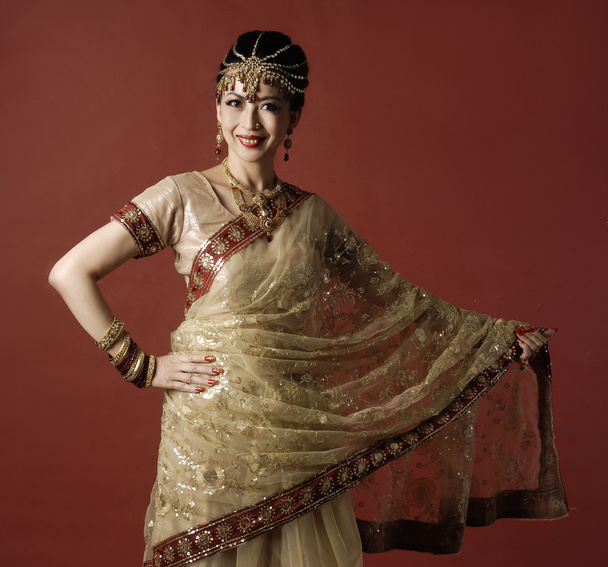 アジアの女性の伝統的な服 - 写真・画像