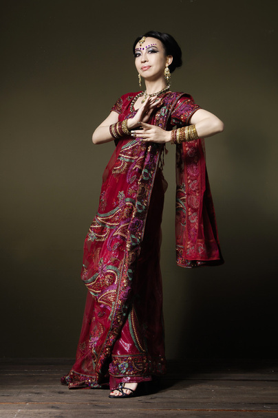 Aasian nainen perinteisissä vaatteissa
 - Valokuva, kuva